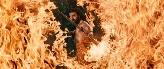 'RRR'은 실존했던 인도 독립 투사 이미지에 고대 영웅서사를 포개 액션 쾌감을 전하려 한다.