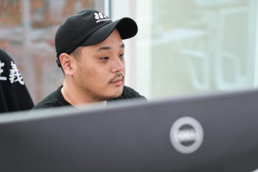 좋은 농담의 조건으로 영준씨는 '시대정신을 얼마나 잘 담아냈는가'를 꼽았다. 사람들이 당연하다고 생각하는 어떤 평범함의 가치를 비틀면 제대로 터지는 코미디를 만들 수 있다고 생각해요. 그러려면 시대의 맥락을 잘 읽어내는 눈이 필요하죠. 김하겸 인턴기자