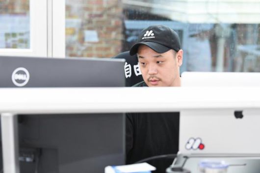 간접 광고도 그에게는 콘텐츠의 일부였다. 김하겸 인턴기자