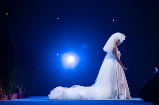 매염방은 숨지기 전 마지막 무대에 웨딩드레스를 입고 올랐다. 팬들과 결혼했다는 의미에서다. 월트디즈니컴퍼니 코리아 제공