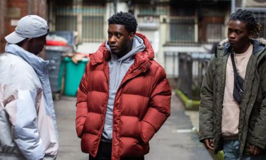 히어로는 마약상들과 접촉해 총을 구하는 등 카이라를 되찾기 위해 안간힘을 쓴다. BBC 제공