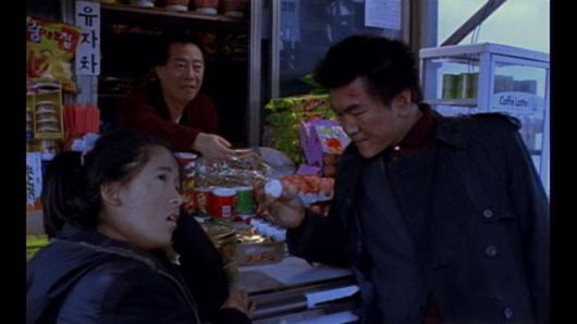 삶은 달걀은 물에서 뜰까, 가라앉을까. 설전은 곧 내기로 이어진다. 왓챠 제공