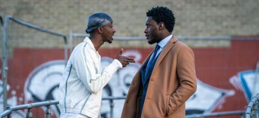 히어로가 문제를 해결하려 할수록 일은 꼬인다. 그는 마약상 우두머리에게 위협을 받는 처지가 된다. BBC 제공