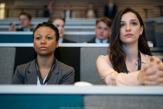 하퍼(왼쪽)와 야스민은 정직원 채용을 두고 경쟁하면서도 우정을 나눈다. 웨이브 제공