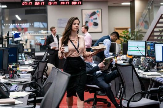 '인더스트리'는 런던 금융가의 모습을 날것으로 전하려 한다. 웨이브 제공