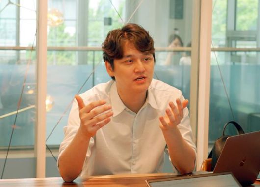 김동언 브이에이코퍼레이션 대표가 올해 말 착공하는 파주 가상 스튜디오와 하반기부터 본격 활동하는 가상 인간 반디에 대해 소개하고 있다. 브이에이 제공