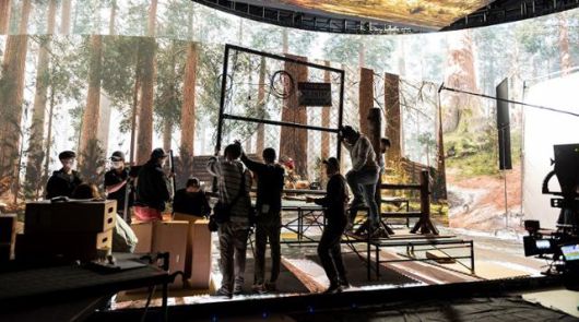 영화 촬영팀이 브이에이코퍼레이션의 경기 하남 스튜디오에서 LED 월을 이용해 영화를 찍고 있다. 브이에이 제공