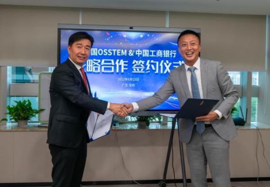 김희수(왼쪽) 오스템임플란트 광동법인장(상무이사)이 지난 6월 15일 중국 공상은행 심천지역 위안타이룬 행장과 업무 협약을 체결하며 악수를 하고 있다. 오스템임플란트 제공