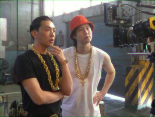 청춘 스타인 유아인(왼쪽)과 고경표가 커다란 체인 목걸이를 달고 있다. 26일 오후 공개될 넷플릭스 영화 '서울대작전' 촬영 모습이다. 넷플릭스 제공