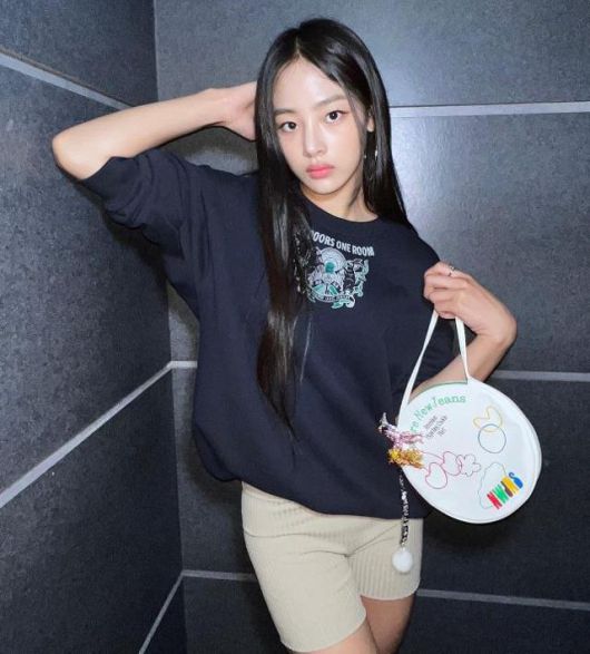 이달 데뷔한 그룹 뉴진스 멤버 하니가 새 앨범 CD가 담긴 가방을 들고 있다. 이 CD 가방은 예약 판매 당일 매진됐다. 어도어레이블 제공