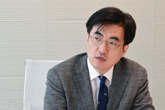 23일 한국일보가 정치 유튜브 생태계를 주제로 연 좌담회에 김성회 정치연구소 씽크와이 소장이 참여해 자신의 견해를 밝히고 있다. 최주연 기자