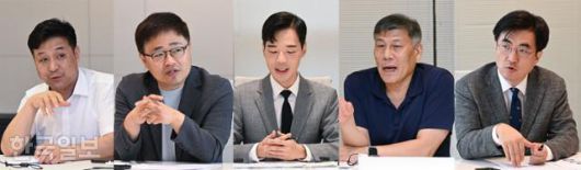 한국일보가 정치 유튜브 생태계를 주제로 개최한 전문가 좌담회가 19일, 23일에 걸쳐 이뤄졌다. 왼쪽부터 최진봉 성공회대 교수, 장성철 공론센터 소장, 이종명 연구원, 황근 선문대 교수, 김성회 정치연구소 씽크와이 소장. 최주연 기자