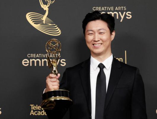 '오징어 게임'의 스턴트맨 심상민씨가 4일(현지시간) 미국 로스앤젤레스 마이크로소프트 극장에서 열린 제74회 '크리에이티브 아츠 프라임타임 에미상' 시상식에서 스턴트 퍼포먼스상을 받은 뒤 트로피를 들고 있다. 로스앤젤레스=AFP 연합뉴스