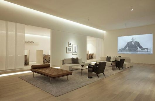 장흥역 경남아너스빌 갤러리에 건축가 미스 반 데어 로에의 작품 사진과 그가 디자인한 바르셀로나 데이베드가 전시됐다. SM그룹 제공