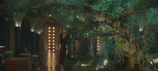 드라마 '작은 아씨들'에서 재벌가의 딸인 원상아(엄지원)가 딸의 친구인 인혜(박지후)에게 주려고 푸른 꽃을 따고 있다. 생화가 아니라 모두 실크로 제작됐다. tvN 방송 캡처