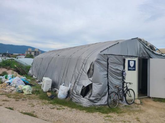 16일 경기 포천의 비닐하우스 농장 옆 샌드위치 패널 구조의 숙소. 창문도 없고, 옆으로는 쓰레기가 쌓여 있다. 이종구 기자