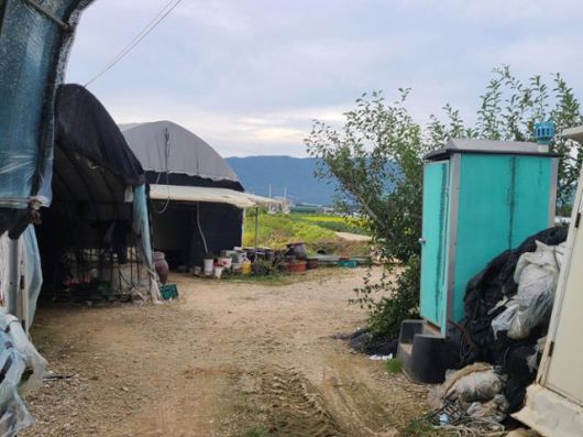 16일 경기 포천의 비닐하우스 농장 옆으로 허름해 보이는 샌드위치 패널 숙소가 있고, 옆에는 간이 화장실이 설치돼 있다. 이종구 기자