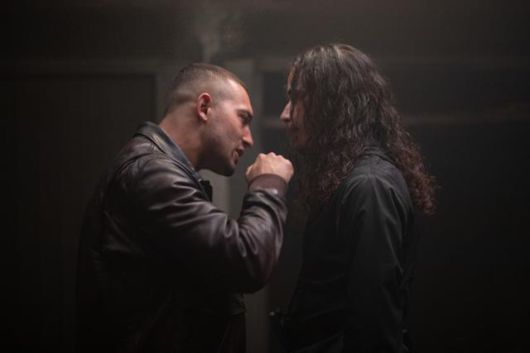 서로 반대편에 서게 된 형 압델(왼쪽)과 동생 카림의 모습은 그리스 신화의 비극을 연상시킨다. 넷플릭스 제공