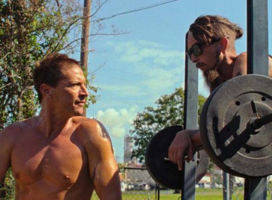 마이키는 이웃 로니와 가까이 하며 자동차 이용 등 여러 편의를 얻는다.