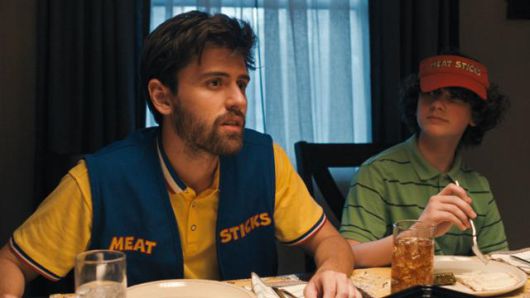 앤드루(왼쪽)는 대학 졸업 후 취업에 실패하자 패스트푸드점에서 일하며 미래를 기약하나 희망은 엷다. 애플TV플러스 제공