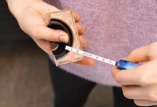 지난해 한국일보 기후대응팀이 화장품 용기를 잘라서 두께를 확인했더니 3겹으로 두께가 2.9㎝였다. 한국일보 자료사진