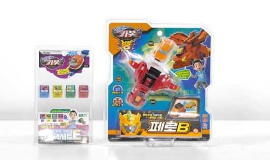 '블리스터 포장'을 한 장난감들. 실제 제품에 비해 포장이 훨씬 크지만, 포장이 제품에 붙어 있어 '부피(공간)'를 기준으로 제재하기 어렵다. 한국일보 자료사진