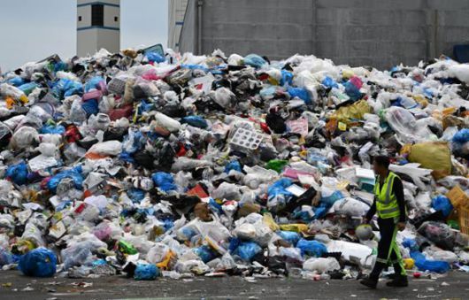 지난 9월 경기 부천시 자원순환센터에 생활폐기물이 산더미처럼 쌓여 있다. 한국일보 자료사진