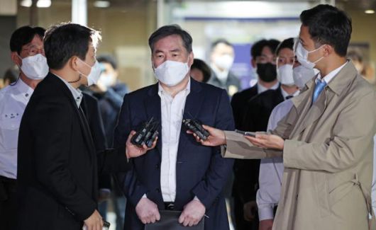 유동규(가운데) 전 성남도시개발공사 기획본부장이 24일 서울 서초구 서울중앙지법에서 열린 대장동 개발 사업 로비·특혜 의혹 관련 속행 공판을 마치고 나와 취재진의 질문에 답하고 있다. 연합뉴스