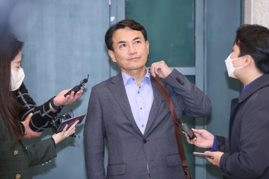 김진태 강원도지사가 27일 오후 인천국제공항 제1여객터미널을 통해 귀국한 뒤 취재진 질문을 받고 있다. 연합뉴스