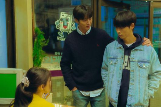 보라는 친구 연두를 위해 동급생 남자에게 접근하다 원치 않는 삼각관계에 놓인다. 넷플릭스 제공