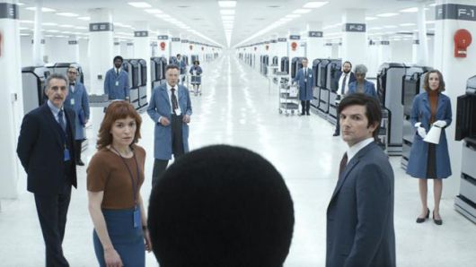 마크와 팀원들은 미로 같은 회사 건물에서 뜻밖의 장면과 마주하곤 한다. 의문이 커질수록 그들의 직장 생활에 균열이 가해진다. 애플TV플러스 제공