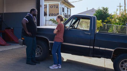 린지는 낡은 차 정비를 맡기려다 만난 제임스와 금세 가까운 사이가 된다. 애플TV플러스 제공