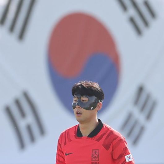 2022 카타르 월드컵에 출전하는 대한민국 축구 국가대표팀의 손흥민이 16일 카타르 도하의 알에글라 훈련장에서 안면 보호대를 착용한 채로 훈련에 임하고 있다. 도하=연합뉴스