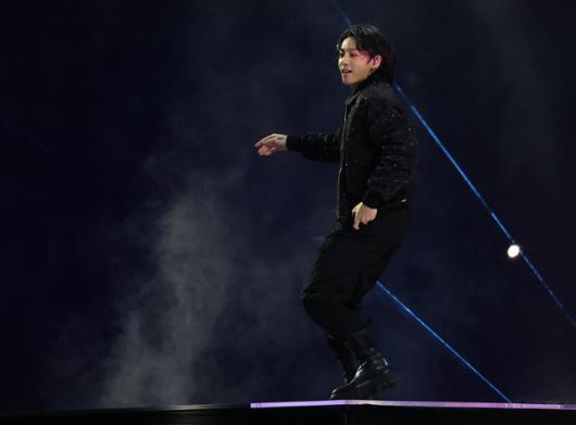 20일(현지시간) 카타르 알코르 알바이트 스타디움에서 열린 2022 카타르 월드컵 개막식 공연에서 BTS멤버 정국이 대회 공식 사운드트랙인 '드리머스'를 부르고 있다. 도하=연합뉴스