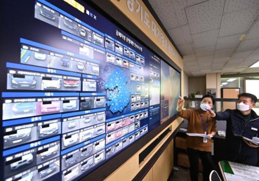 수도권에 고농도 미세먼지 비상저감조치가 발령된 2021년 12월 오전 경기 수원시 경기도청 미세먼지대책과에서 관계자들이 공해차량 운행제한 단속시스템 현황을 살펴보고 있다. 뉴시스