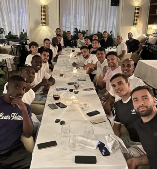 포르투갈 축구 대표팀이 최근 카타르 도하의 고급 레스토랑에서 사진 촬영을 하고 있다. 이들은 대표팀 주장인 크리스티아누 호날두(상단 왼쪽에서 세 번째)가 마련한 저녁식사 자리에 초대받았다. SNS 캡처