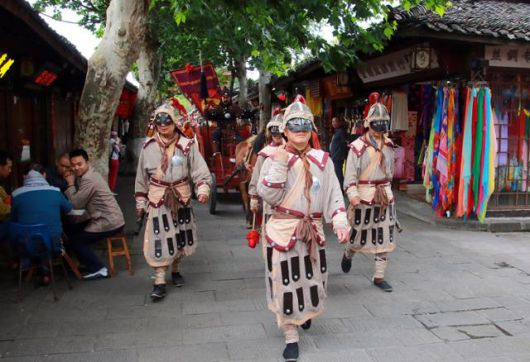 랑중고성 거리의 장비 행렬. ⓒ최종명
