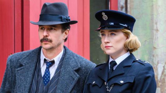 스토파드(왼쪽) 형사와 순경 스토커는 살인사건 수사에 나서나 둘은 손발을 원활하게 맞추지는 못한다. 월트디즈니컴퍼니 코리아 제공