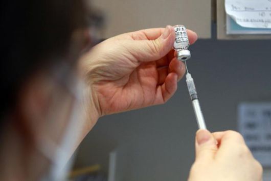 12일 서울 용산구 김내과의원에서 의료진이 코로나19 2가 백신을 준비하고 있다. 정부는 이날부터 12~17세 청소년도 2가 백신 접종 대상에 포함시켰다. 뉴스1