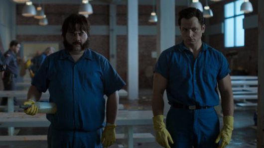 경계심 많은 래리는 지미의 접근을 쉬 허락하지 않는다. 지미는 갖은 노력으로 래리의 마음을 사려고 한다. 애플TV플러스 제공