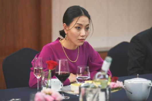 드라마 '재벌집 막내아들' 속 외딸인 진화영(김신록)은 늘 불안해하며 오빠들을 경계한다. 김신록은 누구나 결핍이 있고 그 결핍을 채우기 위해 여러 전략을 세운다며 이 드라마를 찍으며 인간으로서 품위를 지키기 위해 우린 어떤 태도로 결핍을 채워야 하는가를 생각했다고 말했다. JTBC 제공