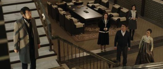 드라마 '재벌집 막내아들'에서 진동기가 가족들이 보는 앞에서 아버지를 향해 순양, 처음부터 도준이한테 주고 싶었던 거죠?라며 술주정하고 있다. JTBC 방송 캡처