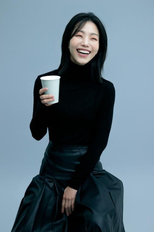 주제넘게 굴지 마. 드라마 '재벌집 막내아들'에서 진화영이 조카 도준(송중기)에게 한 말로, 진화영을 연기한 김신록은 이 에피소드를 가장 기억에 남는 장면으로 꼽았다. 드라마에서 늘 당당했던 그는 아버지가 엄하셨다면서 올해 결혼 7년 차인데 유년을 다시 사는 기분이라며 웃었다. 저스트엔터테인먼트 제공