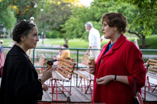 친구 에이비스(왼쪽)는 줄리아의 든든한 후원자 중 한 명이다. 그는 촬영장 허드렛일을 마다하지 않는다. 웨이브 제공