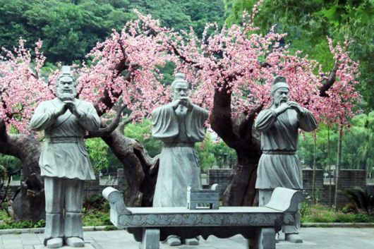 한중 포하의 석문잔도 도원결의 조각상. ⓒ최종명