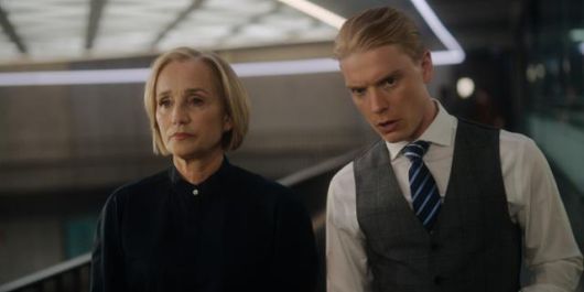 MI5 부국장(왼쪽) 등 본부 요원은 자신의 권력과 안락을 위해서라면 적과도 거래하려 한다. 이들에게 슬라우 하우스 요원들은 무능하고 귀찮은 존재일 뿐이다. 애플TV플러스 제공