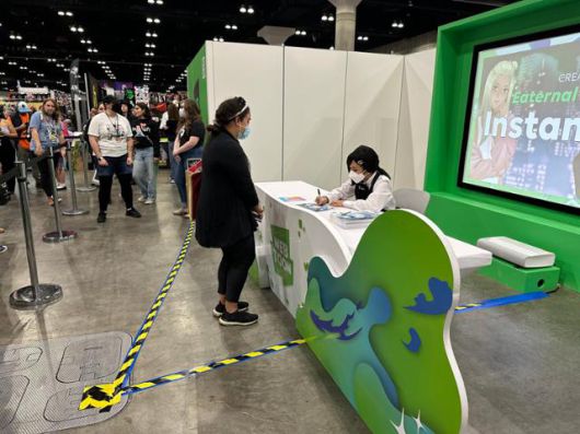 지난해 12월 3일(현지시간) 미국 캘리포니아 로스앤젤레스에서 열린 'LA 코믹콘'에서 네이버웹툰 영어 플랫폼 인기작인 '사이렌의 슬픔' 작가 인스턴트미소의 팬사인회가 열리고 있다. 로스앤젤레스=이서희 특파원