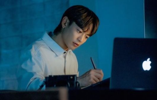 가수 겸 배우 최민호가 '더 패뷸러스'에서 이색적인 헤어스타일에 도전했다. 넷플릭스 제공