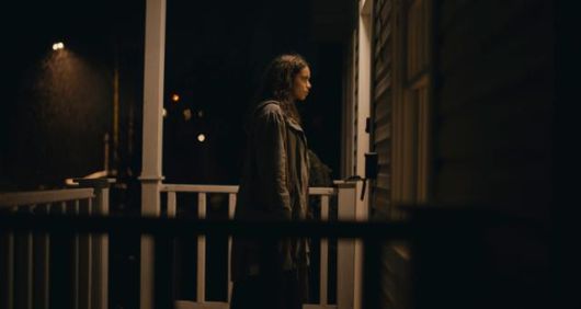 젊은 여인 테스는 구직 인터뷰를 위해 낯선 곳에 숙소를 예약했다. 그를 기다리고 있는 건 생각지도 못했던 공포다. 월트디즈니컴퍼니 코리아 제공