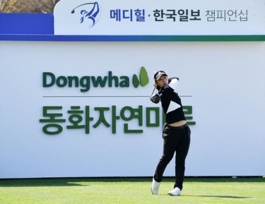 2022년 4월 17일 경기 여주 페럼클럽에서 열린 한국여자프로골프(KLPGA) 투어 메디힐 한국일보 챔피언십 최종 라운드 1번 홀에서 박지영이 티샷을 하고 있다. 한국일보 자료사진